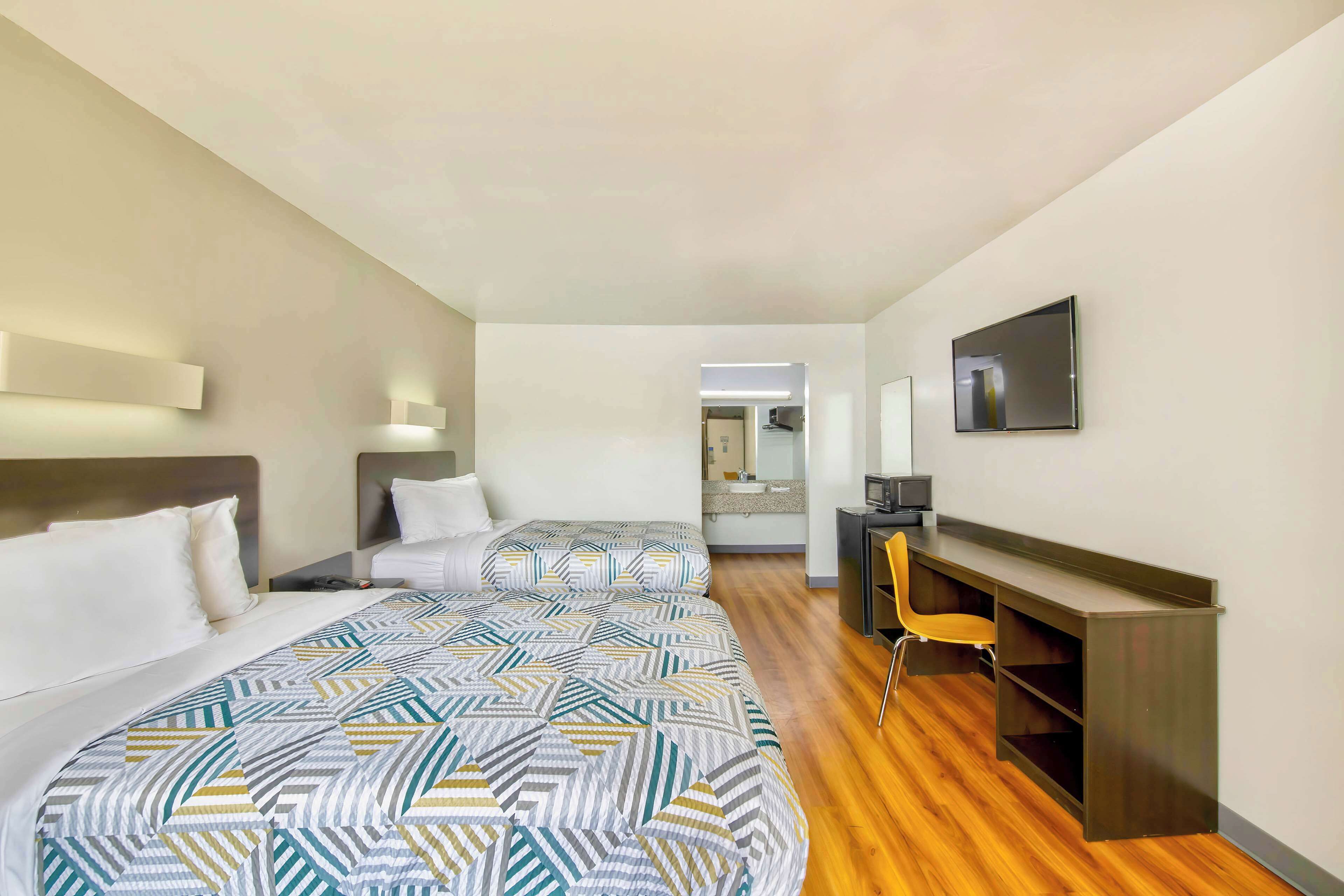 Minibar, free WiFi, bed sheets