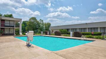 Kauden mukainen ulkouima-allas