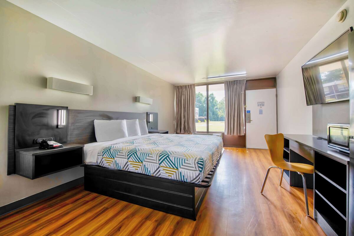 Minibar, truy cập Internet không dây miễn phí, bộ trải giường 