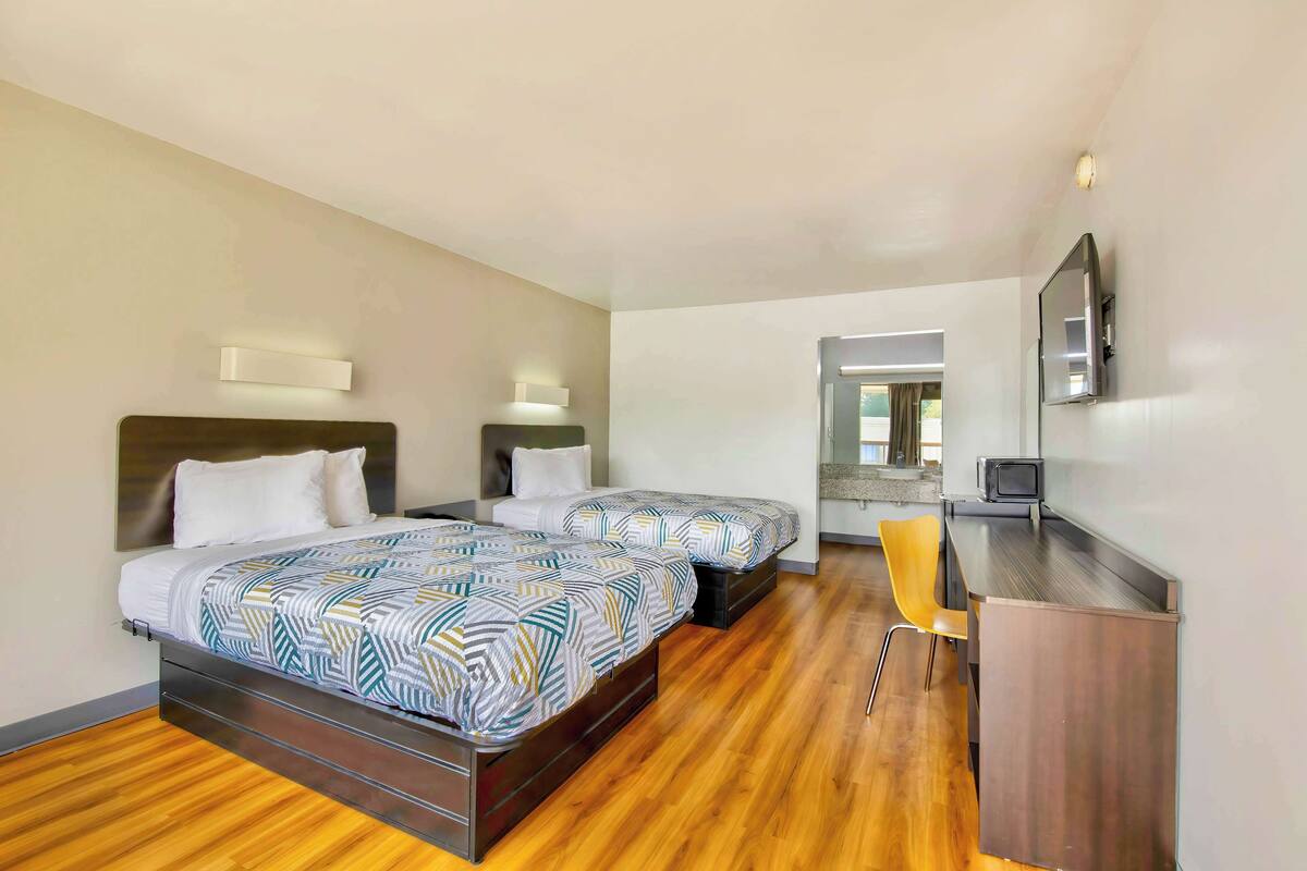Minibar, truy cập Internet không dây miễn phí, bộ trải giường 