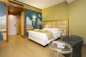 Minibar, caja de seguridad en la habitación y decoración personalizada 