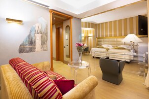 Junior Suite | Minibar, safe på rommet, individuelt dekorert og skrivebord