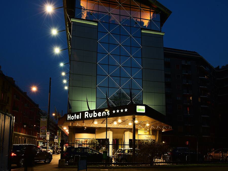 Bagian depan properti - sore/malam