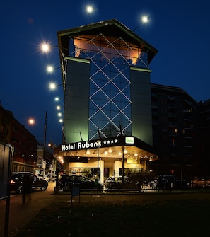 Front of property – evening/night - c-hotels Rubens (Milan)