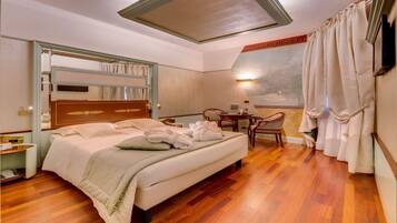 Una camera d'albergo con un letto grande, una scrivania, una sedia e vista sull'esterno.