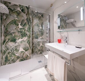 Combined shower/tub, rainfall showerhead, designer toiletries - c-hotels Rubens (Milan)