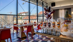 Serveert ontbijt, lunch, diner, Italiaanse gerechten