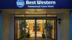 Entrada del Hotel Best Western Homestead Court, con vista clara al vestíbulo y plantas en macetas.