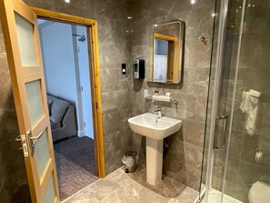 Executive Room, 1 Double Bed, Non Smoking | Bathroom | Free toiletries, hair dryer, bathrobes, towels - Best Western Welwyn Garden City Homestead Court Hotel (Welwyn Garden City)