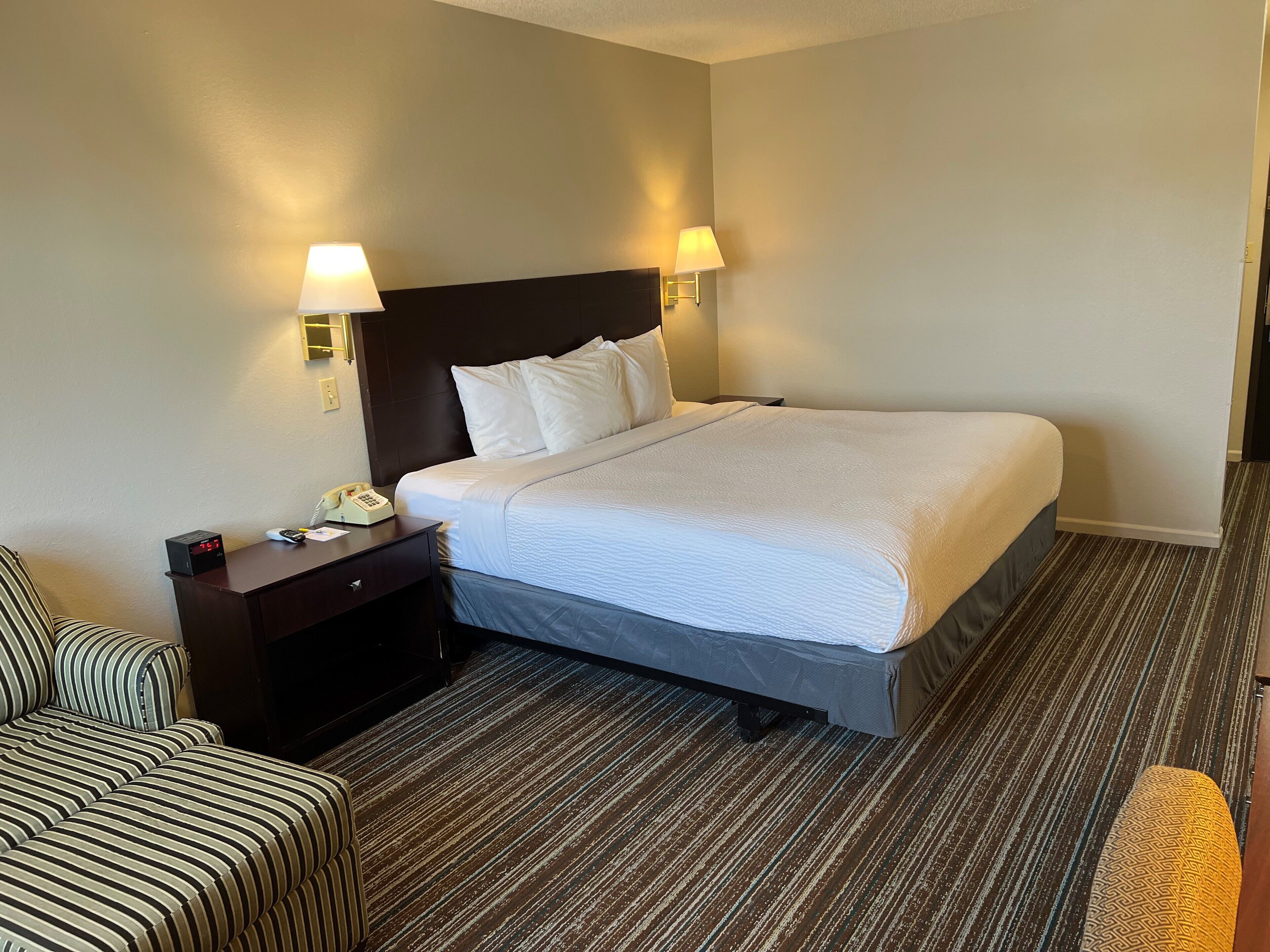 Habitación estándar, 1 cama King size | Cunas gratuitas, wifi gratis y ropa de cama 