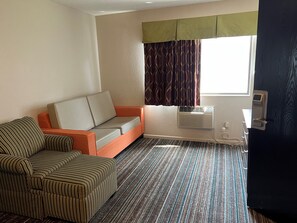 Studio Suite, 1 King Bed, Non Smoking | Free cribs/infant beds, free WiFi, bed sheets