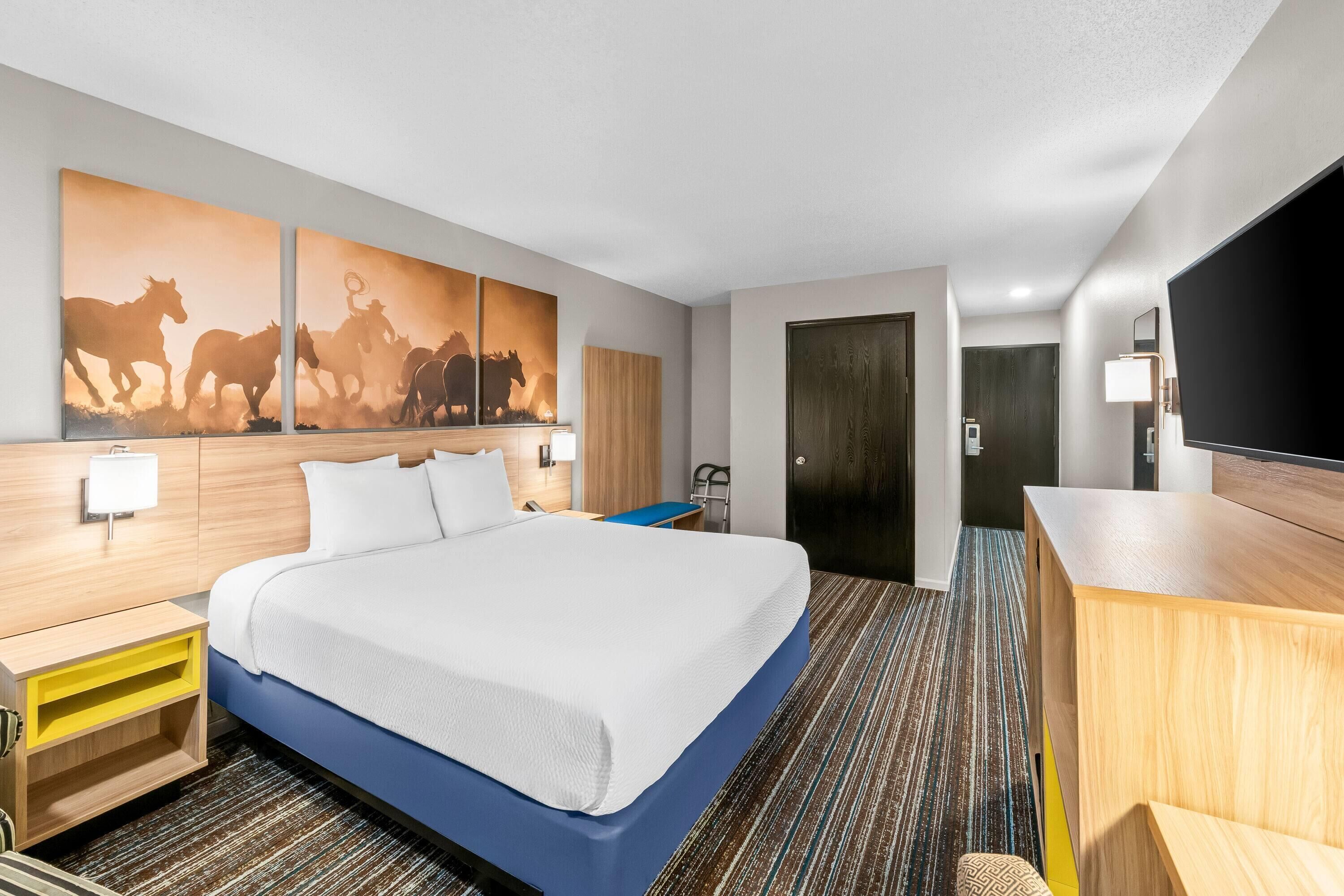 Room, 1 Queen Bed, Accessible, Non Smoking (Mobility) | Cribs (free), WiFi (free), bed sheets
