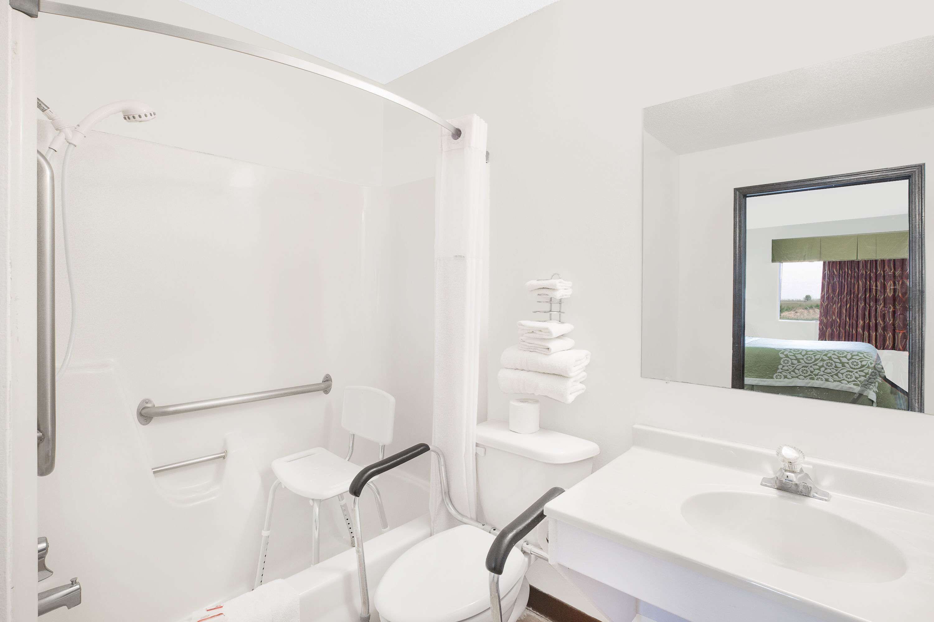 Zimmer, 1 Queen-Bett, barrierefrei, Nichtraucher (Mobility) | Kostenlose Babybetten, kostenloses WLAN, Bettwäsche