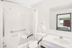 Quarto, 1 cama Queen, acessível, para não fumantes (Mobility) | Berços grátis, Wi-Fi de cortesia, roupa de cama