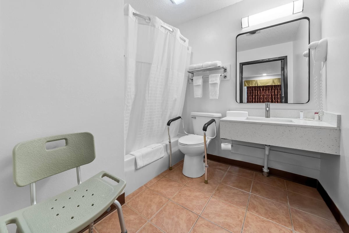 Room, 1 Queen Bed, Accessible, Non Smoking (Mobility) | Accessible bathroom