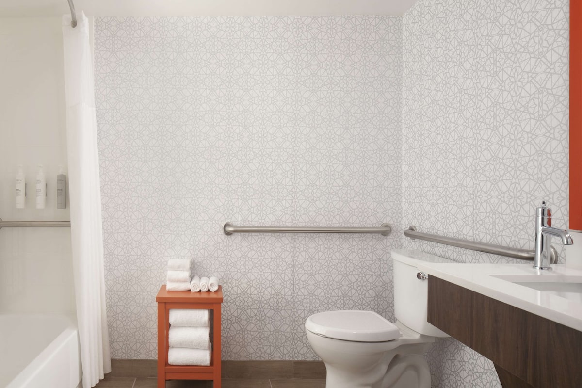 combined shower/bathtub, free toiletries, hair dryer, towels