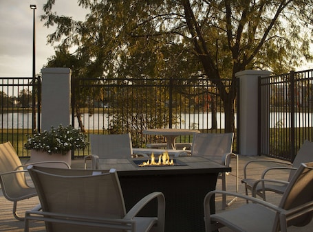Terrace/patio. Hampton Inn Evansville