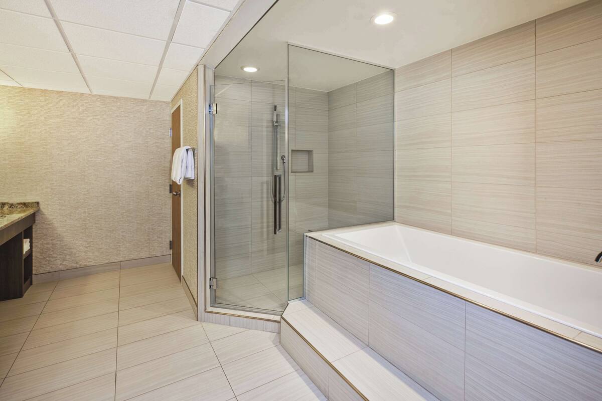 suite, 1 king bed, kitchenette | bathroom | combined shower/bathtub, hydromassage showerhead, hair dryer, towels