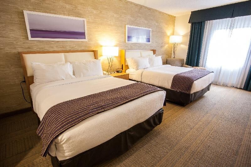 Caja fuerte, escritorio, tabla de planchar con plancha y cunas gratuitas
