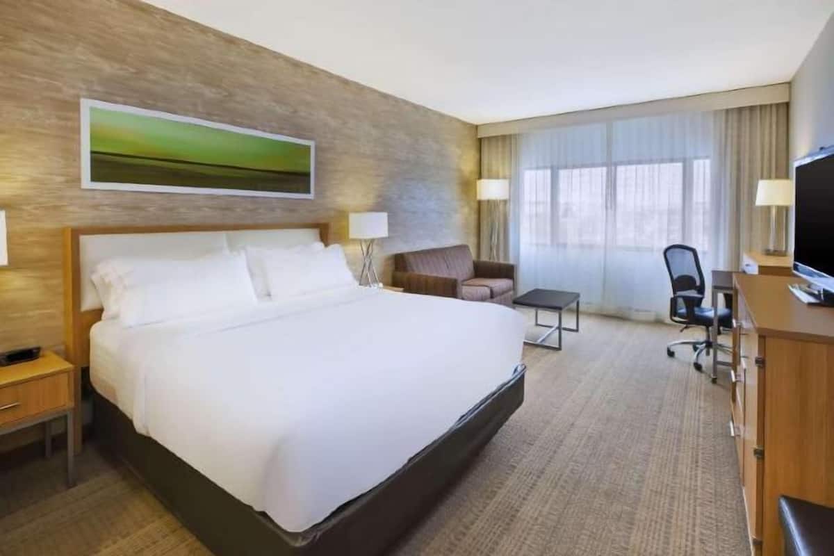 Coffre-fort, bureau, fer et planche à repasser, lit de bébé (gratuit)