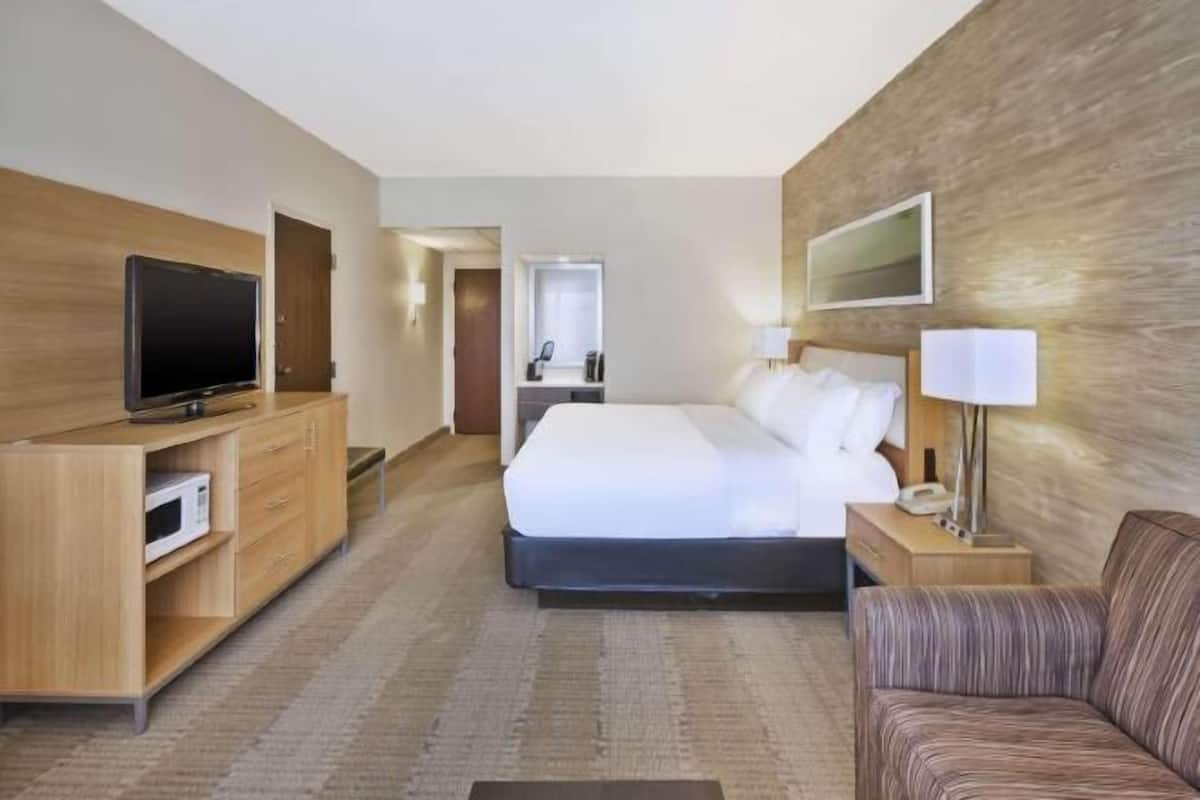 Coffre-fort, bureau, fer et planche à repasser, lit de bébé (gratuit)