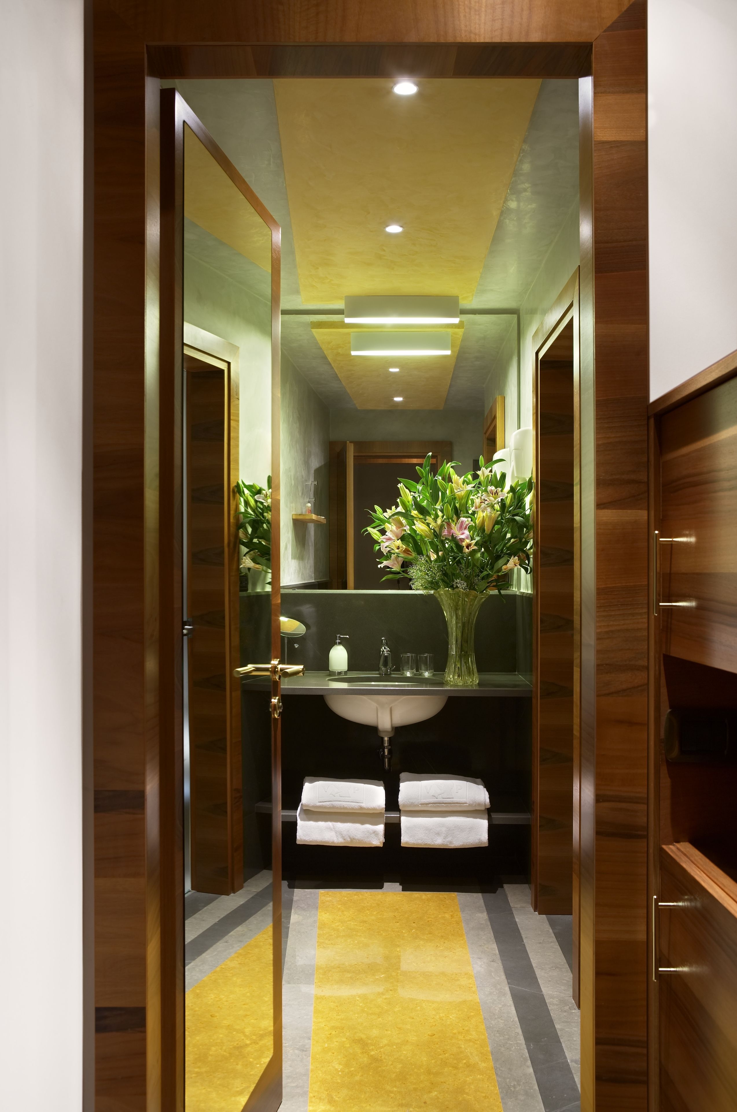 junior suite | bathroom | combined shower/bathtub, free toiletries, hair dryer, slippers