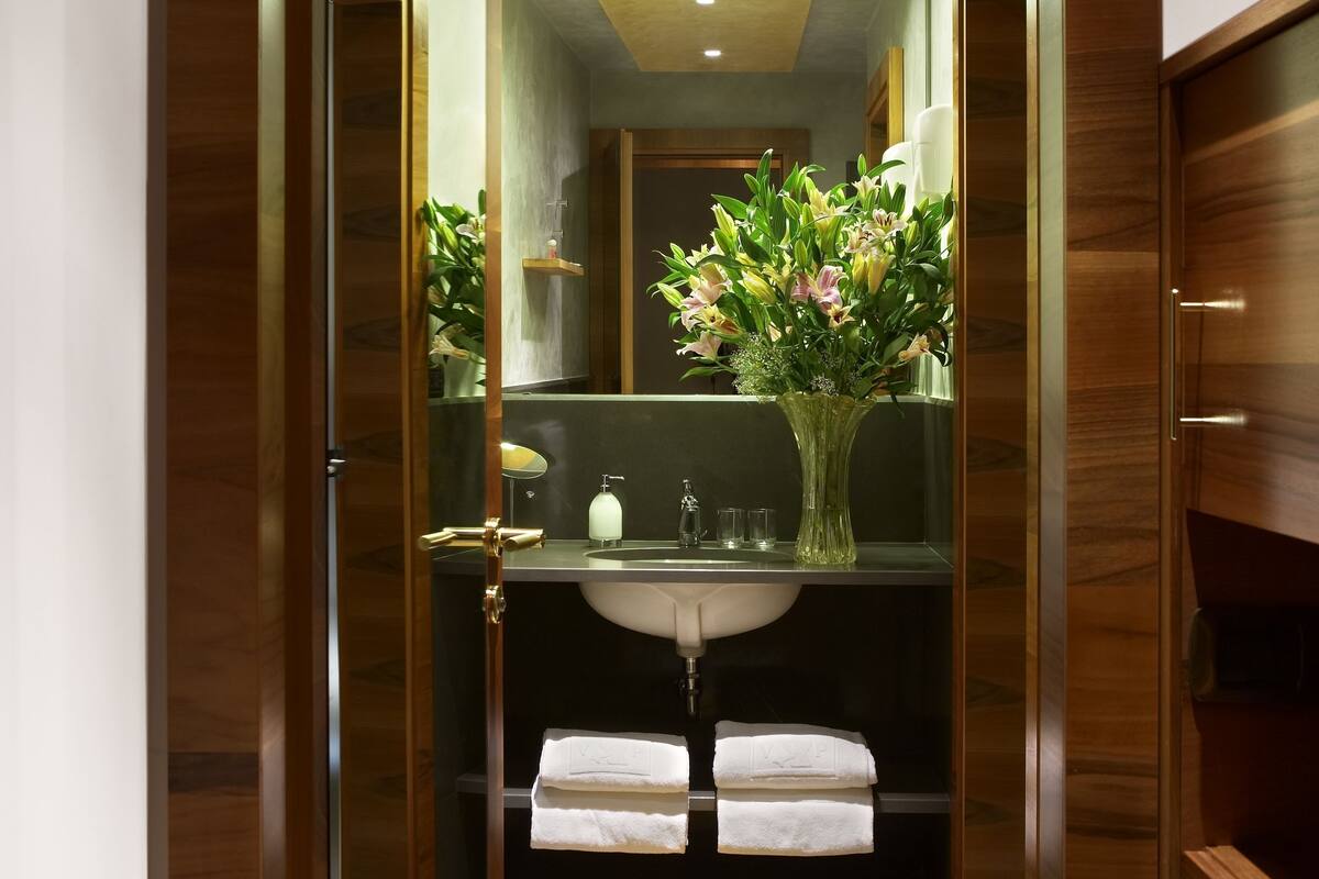 junior suite | bathroom | combined shower/bathtub, free toiletries, hair dryer, slippers