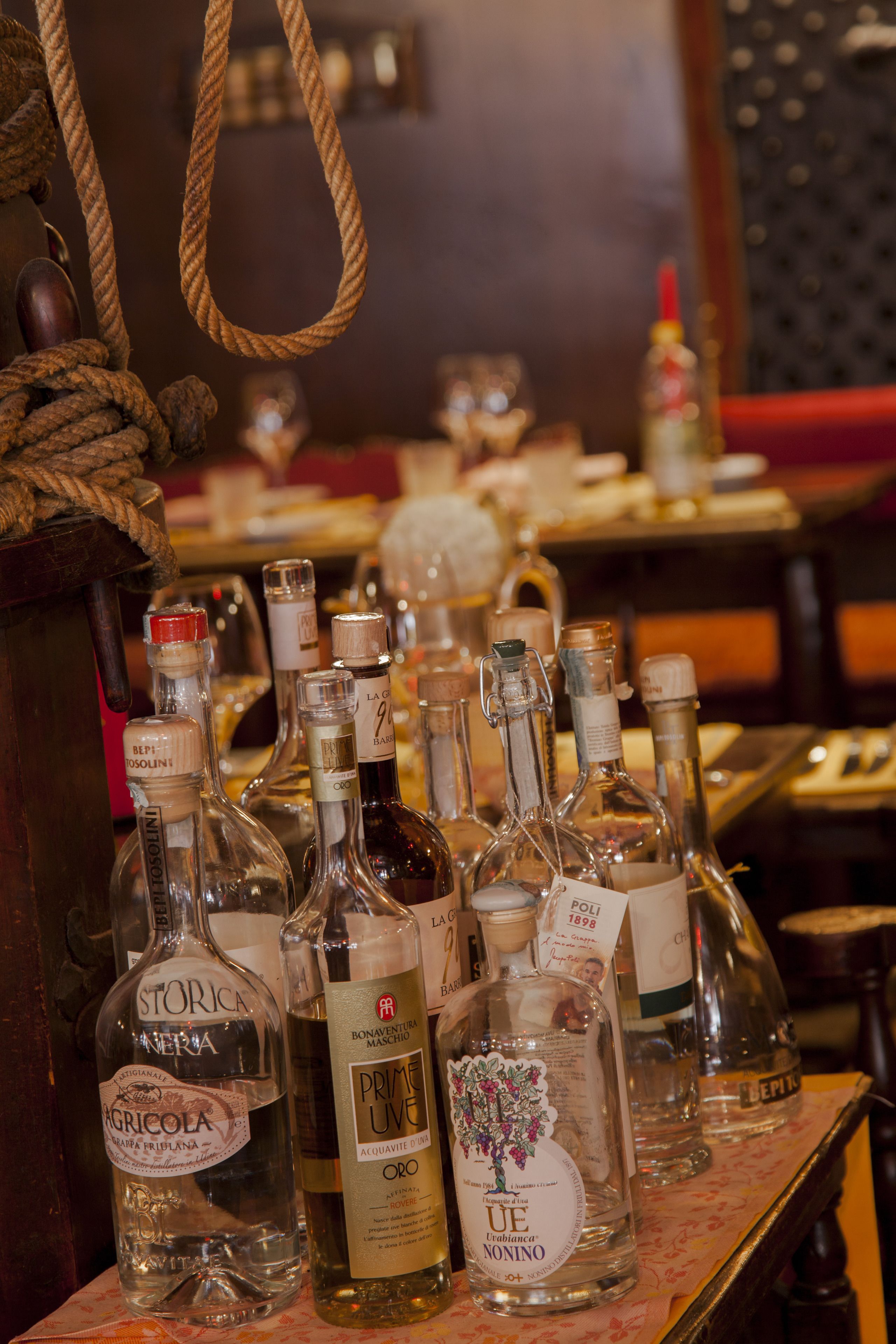 Un bar con diversas botellas de licor a la vista.