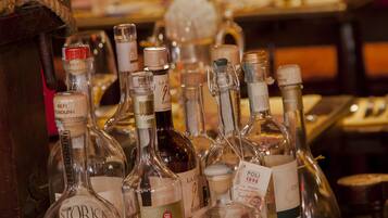 Un bar con diversas botellas de licor a la vista.