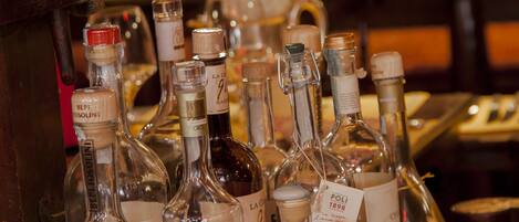 Un bar con diversas botellas de licor a la vista.