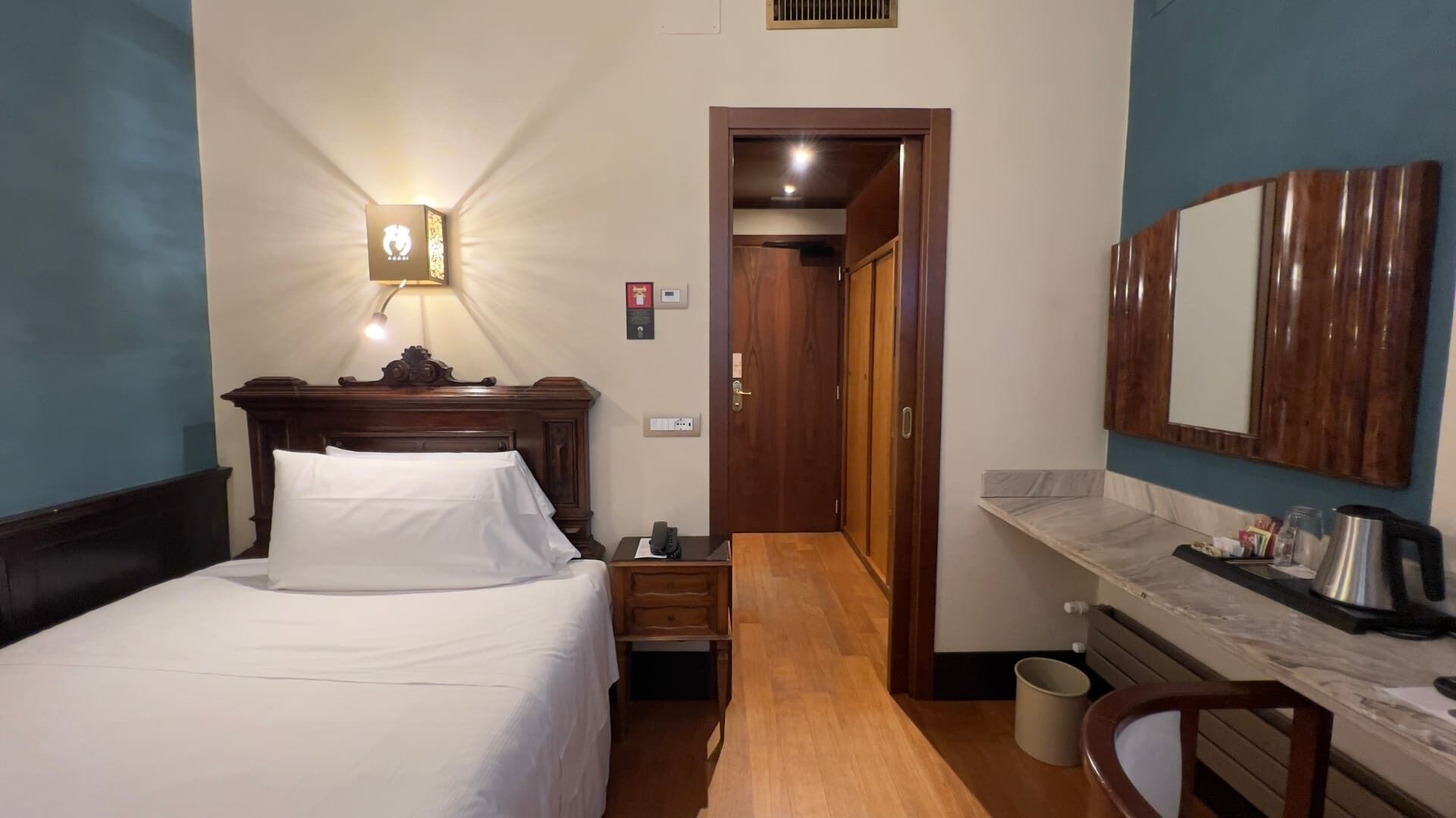 Single Room | Minibar, in-room safe, desk, blackout drapes