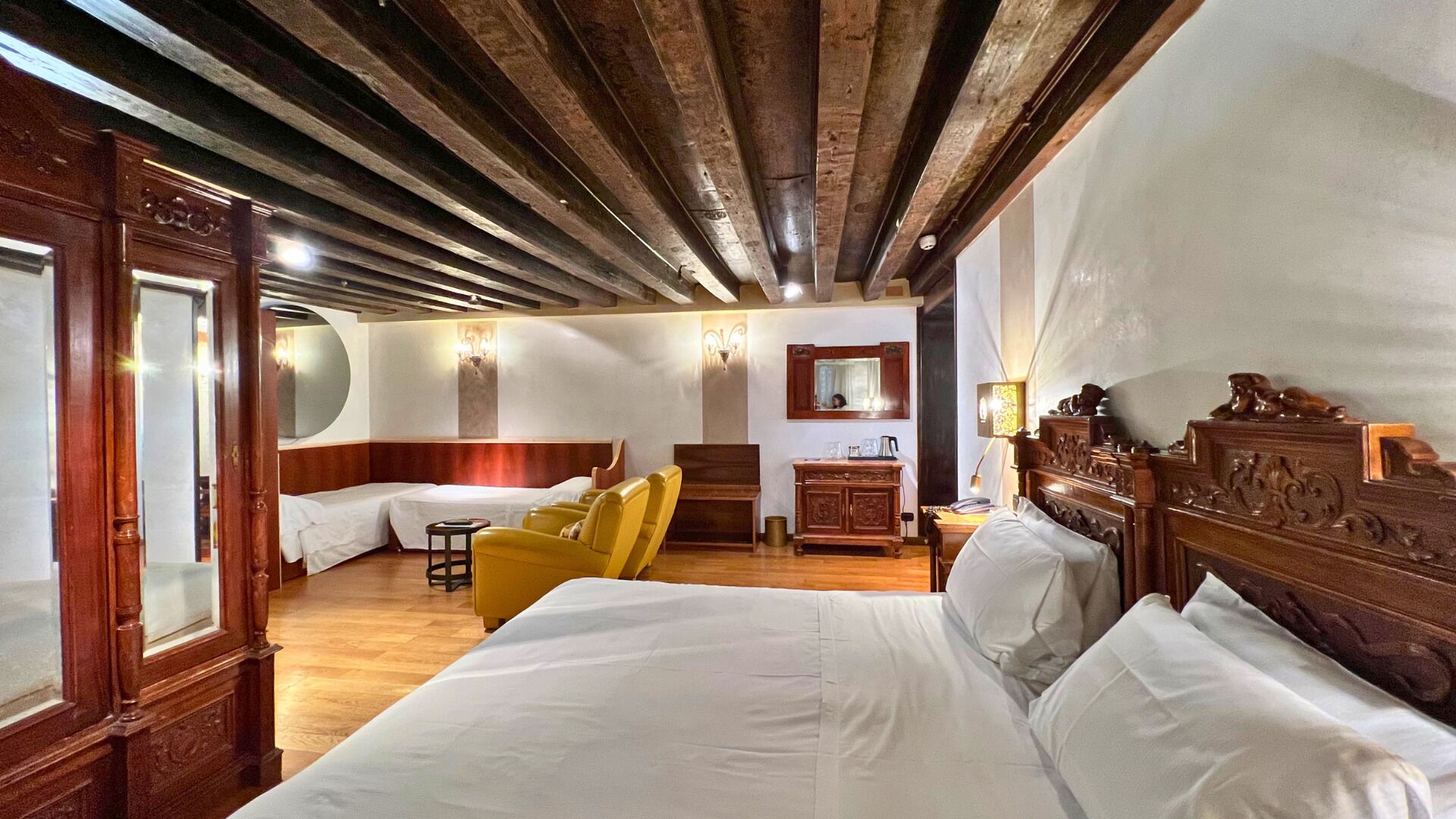 Quadruple Room | Minibar, in-room safe, desk, blackout drapes