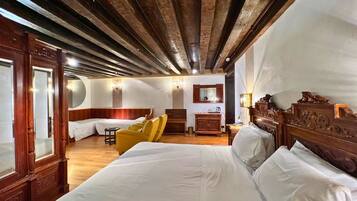 Quadruple Room | Minibar, in-room safe, desk, blackout drapes