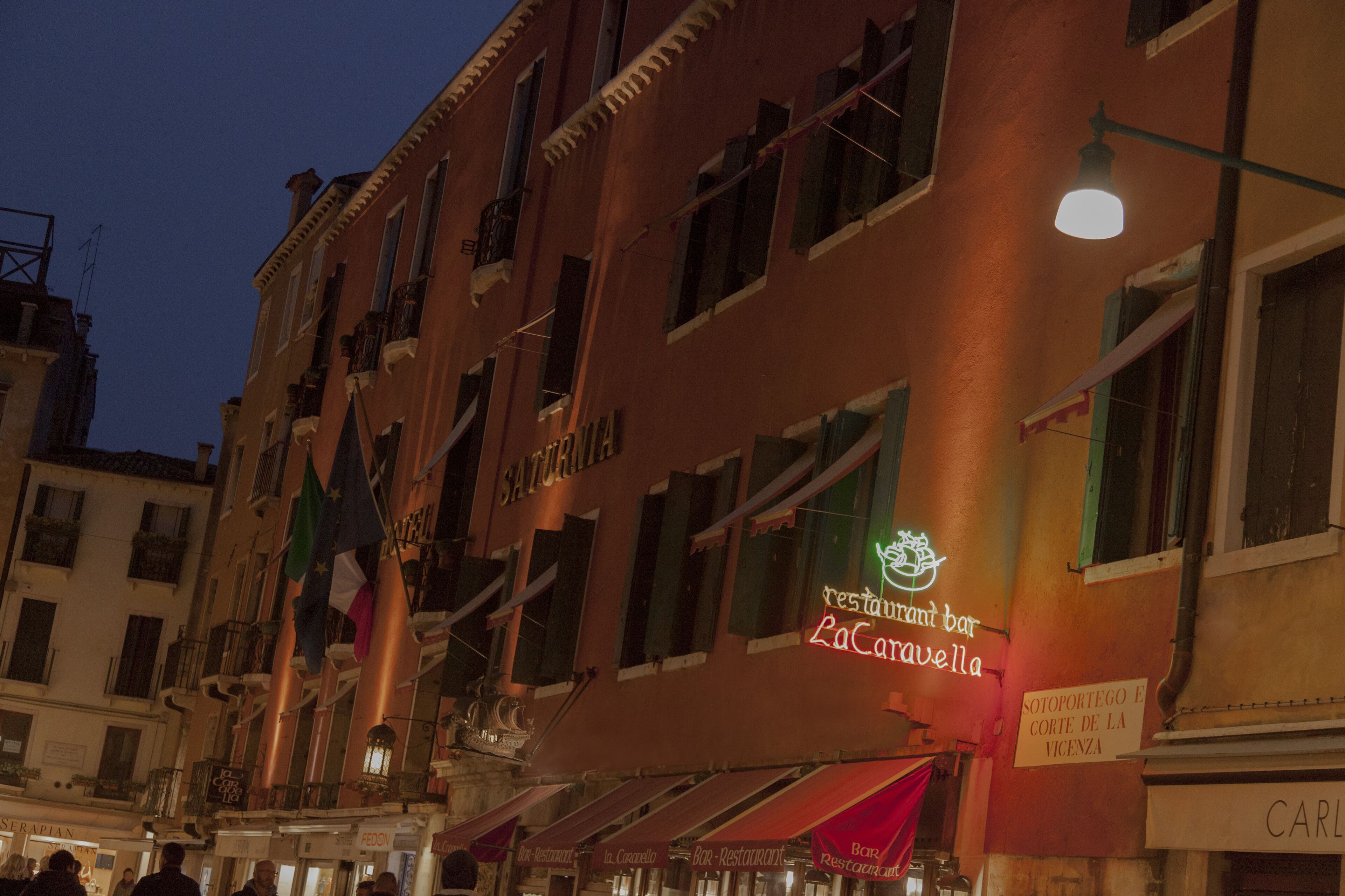 Un edificio con un cartel que anuncia el restaurante 'La Caravella'.