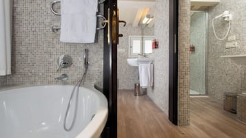 Un bagno moderno con una vasca da bagno spaziosa, una doccia, un lavandino e uno specchio.