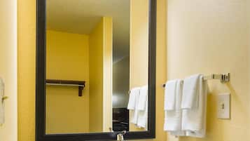 Ensemble douche/baignoire, articles de toilette gratuits, sĂšche-cheveux