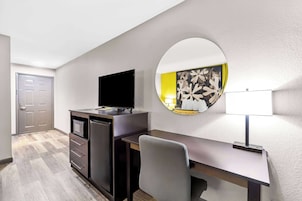 Room, 1 King Bed, Non Smoking | Soundproofing, iron/ironing board, free cribs/infant beds, free WiFi