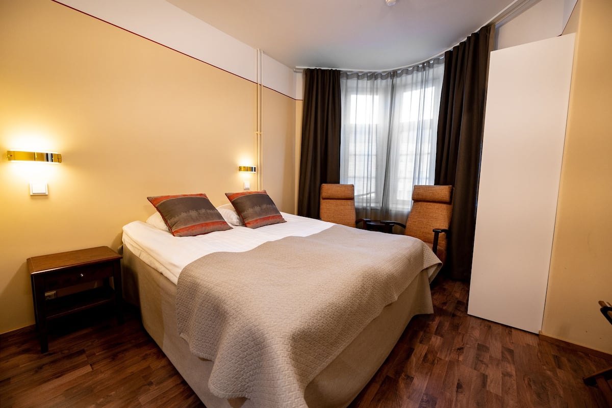 Hypo-allergenic bedding, desk, free WiFi, bed sheets
