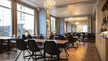 Serveert ontbijt en lunch, lokale gerechten