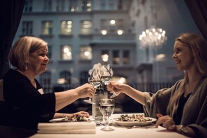 Petit déjeuner et déjeuner servis sur place, spécialités Cuisine locale