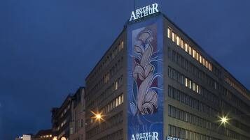 Fassade der Unterkunft – Abend/Nacht