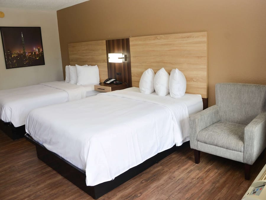 Kamer, 2 queensize bedden, niet-roken | Een bureau, verduisterende gordijnen, een strijkplank/strijkijzer