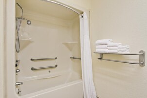 Ducha y bañera combinadas y artículos de higiene personal gratuitos