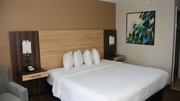 Escritorio, cortinas blackout y tabla de planchar con plancha