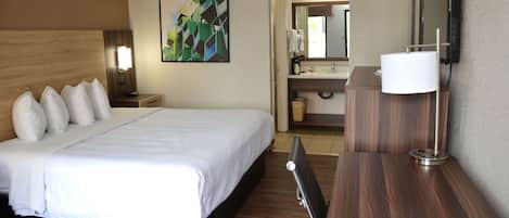 Schreibtisch, Verdunkelungsvorhänge, Bügeleisen/Bügelbrett