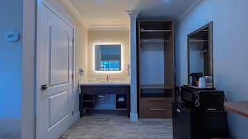 Kamar Premium, 2 Tempat Tidur Double, Bebas Asap Rokok | Seprai antialergi, bantalan ekstra lembut, dan kedap suara