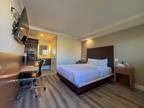 Premium Room, 1 Queen Bed, Non Smoking | Hypo-allergenic bedding, pillowtop beds, soundproofing