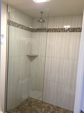 Shower, rainfall showerhead, free toiletries, hair dryer - Greenwich Inn (San Francisco)