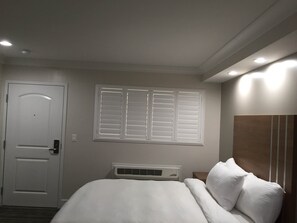 Hypo-allergenic bedding, pillowtop beds, soundproofing - Greenwich Inn (San Francisco)
