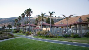 Zona residencial con varias casas, césped cuidado y una calle.